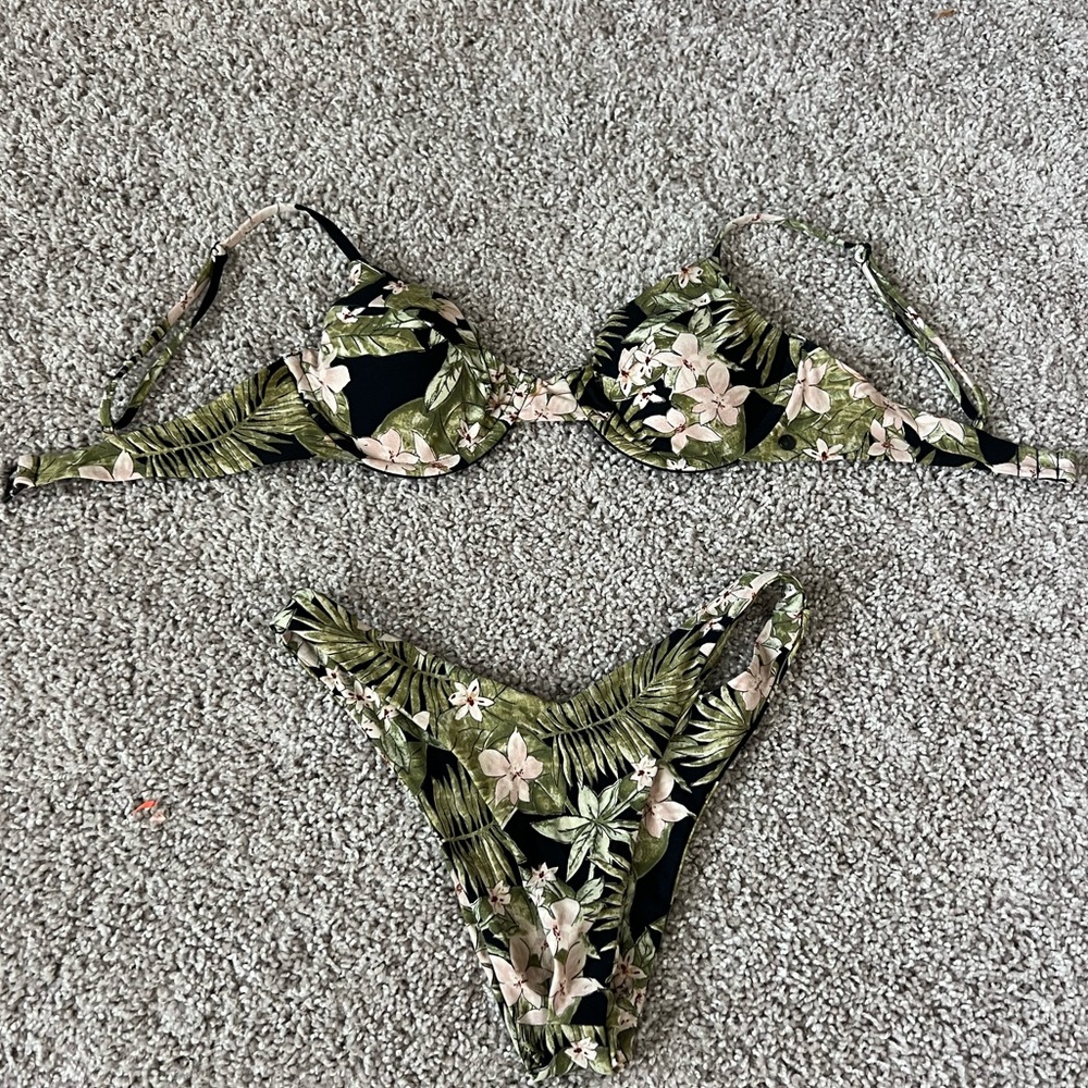 Volcom size small bikini, only worn a few times